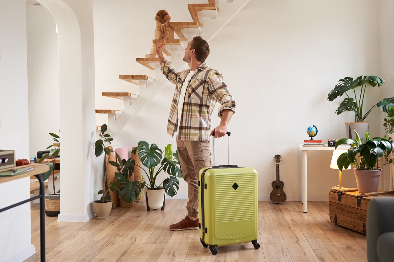 Viajero con maleta en apartamento